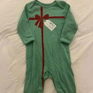 5/$25! Old Navy Christmas-Graphic‎ One-Piece for Baby 6-12 mos